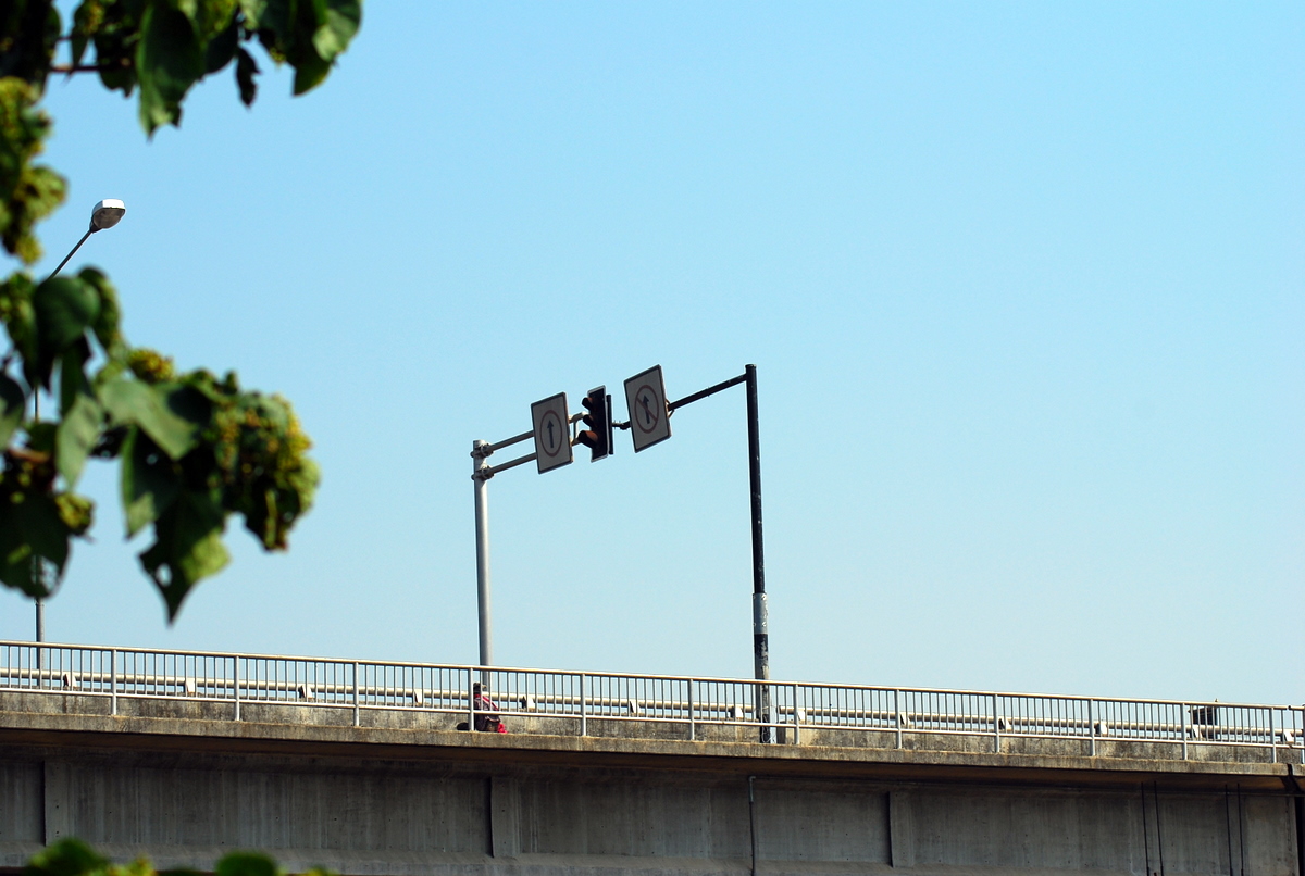 Change lanes, Thai-Myanmar Friendship Bridge.jpg