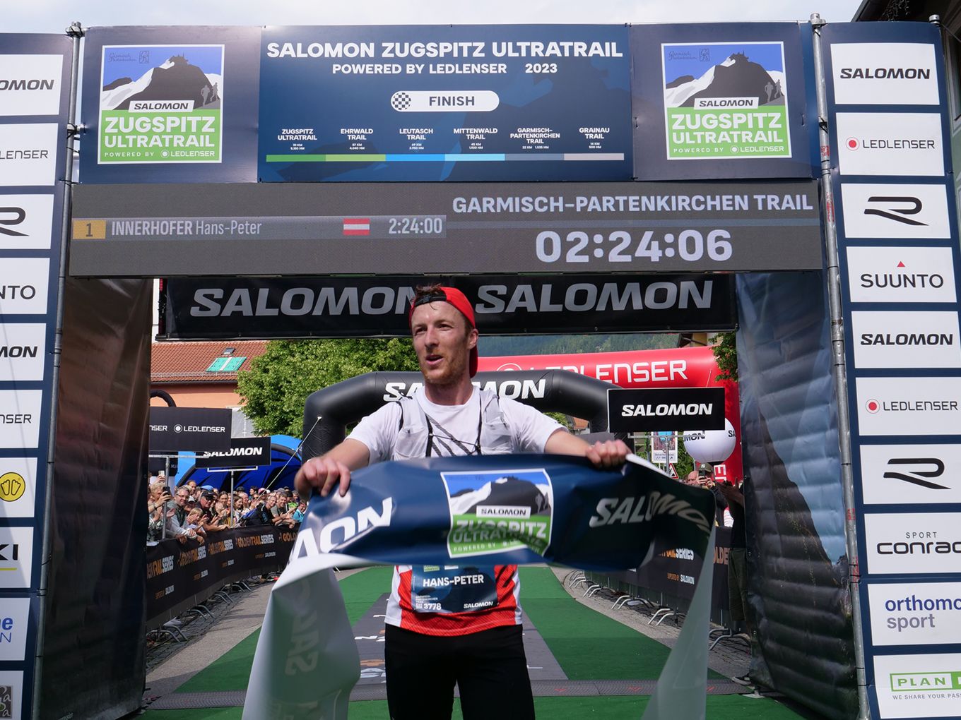 Salomon Zugspitz Ultratrail 2023: Ultratrail-Sieger Marcel Geißler in Garmisch mit seinem vier Wochen alten Töchterchen