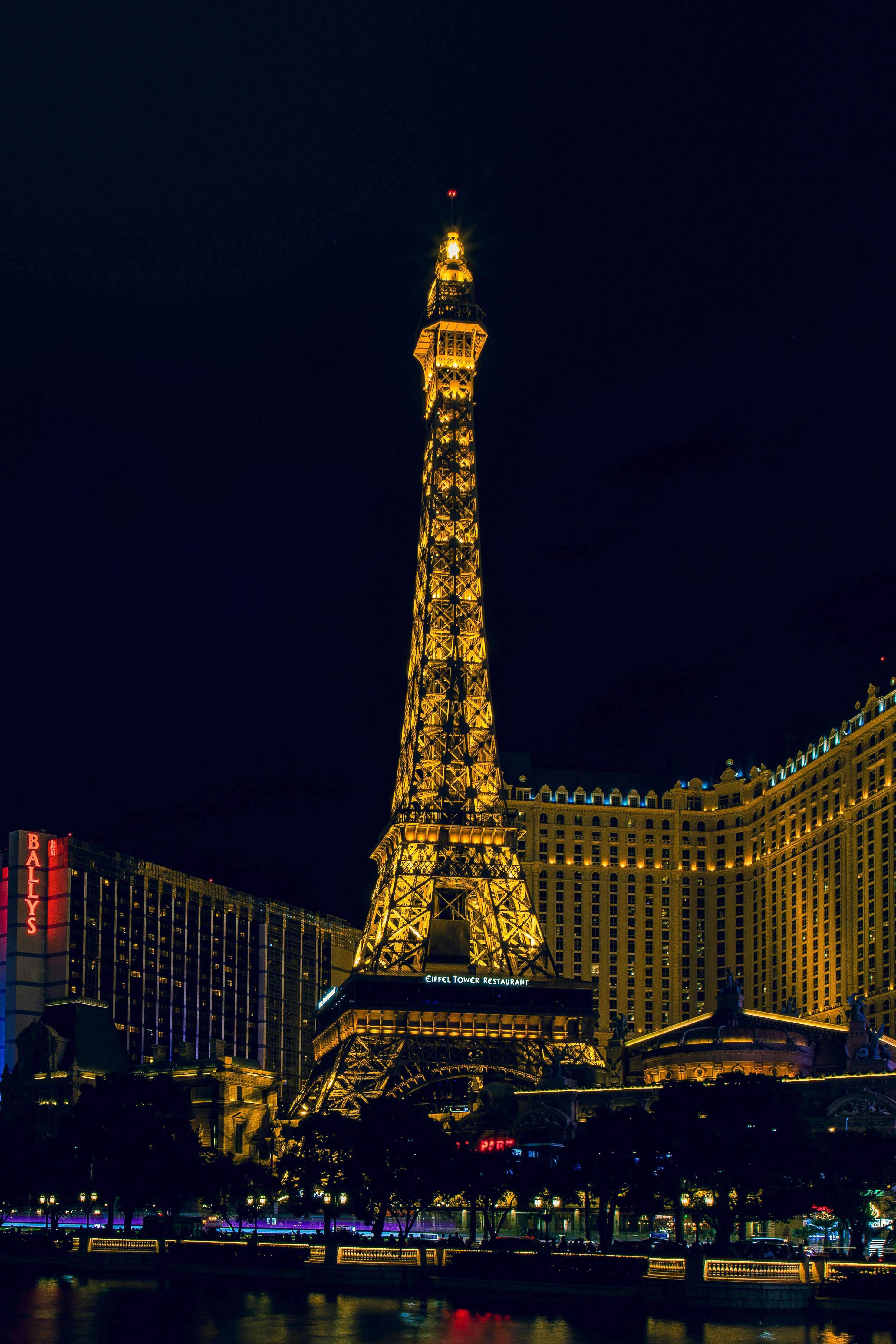 the eiffel tower of the paris las vegas hotel