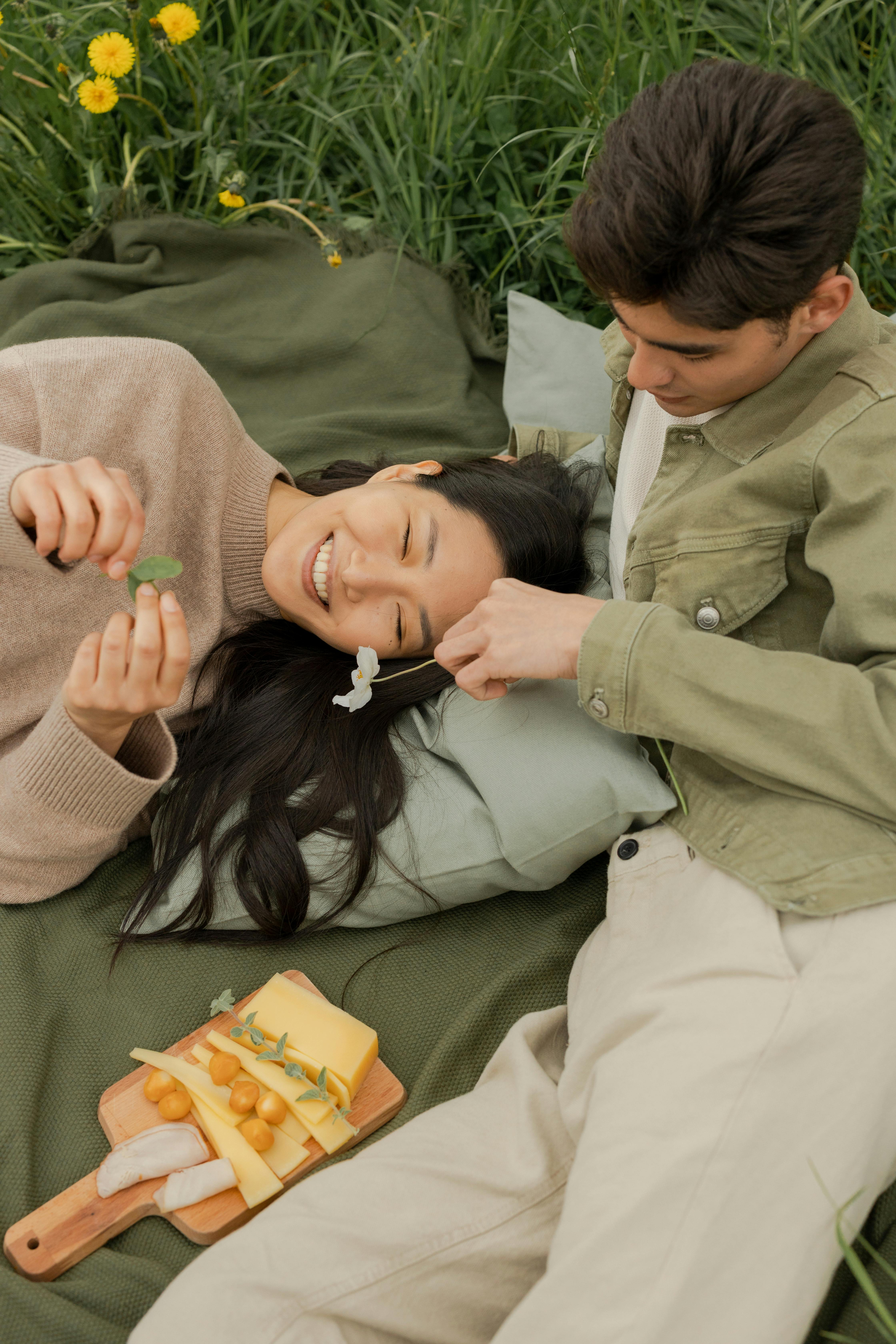 food couple picnic meadow