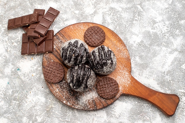 Free photo top view of delicious chocolate balls cakes with cookies on a white surface