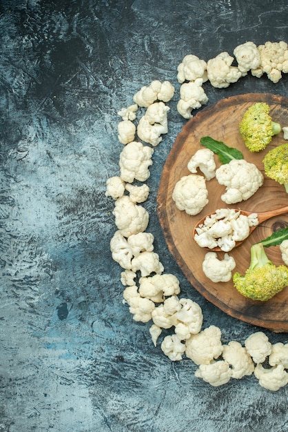 Free photo top view fresh sliced cauliflower on light-grey table food salad diet