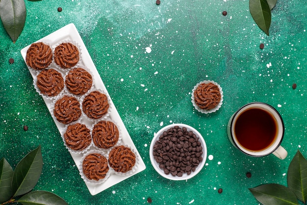 Free photo mini cakes truffles with chocolate drops and cocoa powder