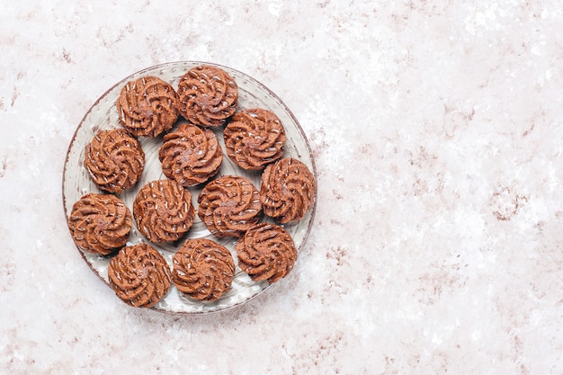 Free photo mini cakes truffles with chocolate drops and cocoa powder