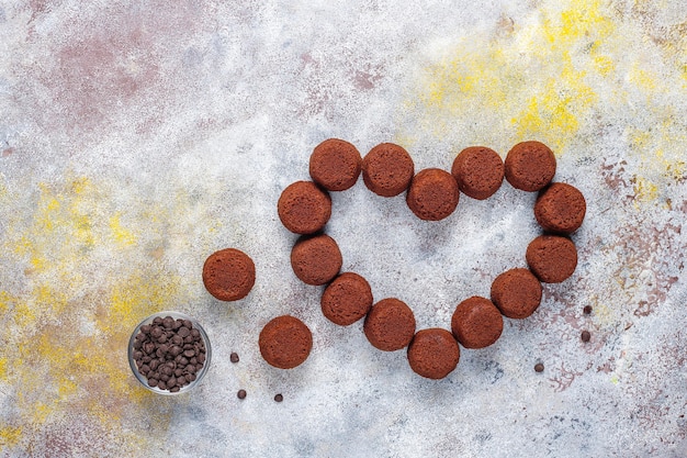 Free photo mini chocolate cakes.