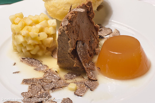 Gänseleberterrine, Apfel-Rosmarin-Gelee, Apfel-Wein-Ragout und Perigord Trüffeln