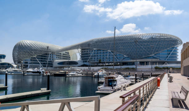 yas viceroy hotel y el circuito yas marina. el famoso circuito es el lugar para el gran premio de fórmula uno de abu dhabi y está construido en torno a dos edificios de hotel - truffe brumale prix fotografías e imágenes de stock