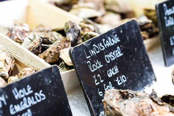 ostriche fresche in vendita al mercato alimentare - trüffel günstig foto e immagini stock